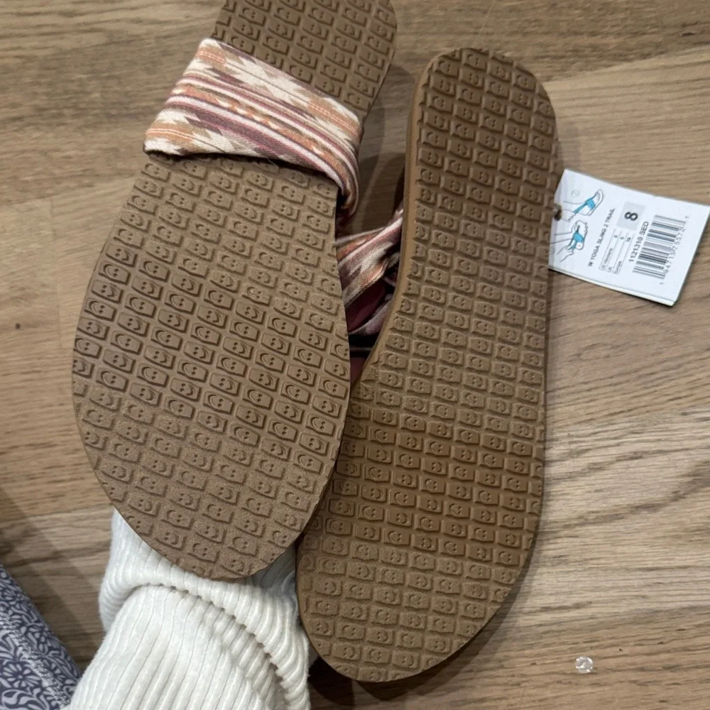 Sanuk Women's Brown Sandals with Patterned Straps size 8 NWT - Picture 2 of 4